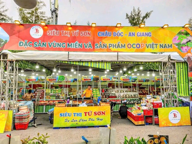 Hơn 400 gian hàng hội tụ tại Hội chợ Xúc tiến thương mại sản phẩm OCOP TP. Cần Thơ và đặc sản vùng miền năm 2025- Ảnh 2. Hơn 400 gian hàng hội tụ tại Hội chợ Xúc tiến thương mại sản phẩm OCOP TP. Cần Thơ và đặc sản vùng miền năm 2025- Ảnh 2.
