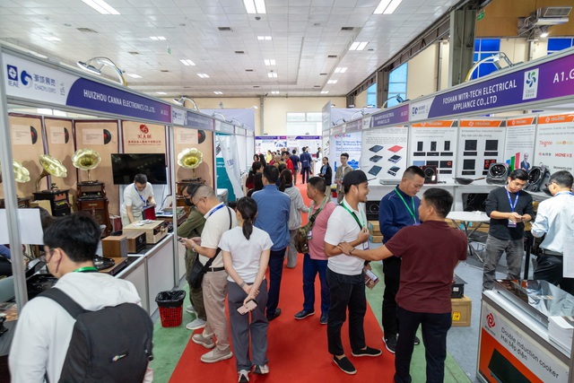 Triển lãm IEAE 2025: "Bữa tiệc công nghệ" cho khách tham quan trải nghiệm- Ảnh 4. Triển lãm IEAE 2025: "Bữa tiệc công nghệ" cho khách tham quan trải nghiệm- Ảnh 4.