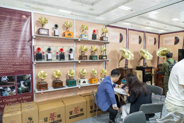 Triển lãm IEAE 2025: "Bữa tiệc công nghệ" cho khách tham quan trải nghiệm- Ảnh 2. Triển lãm IEAE 2025: "Bữa tiệc công nghệ" cho khách tham quan trải nghiệm- Ảnh 2.