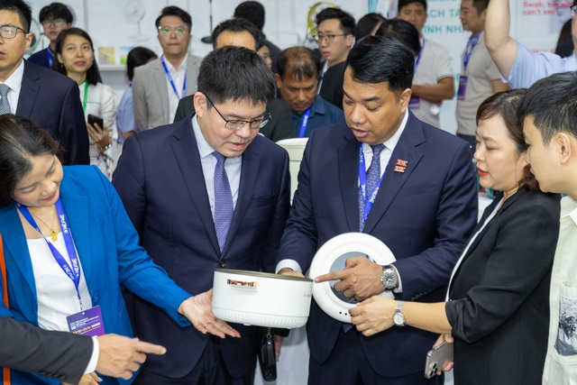 Triển lãm IEAE 2025: "Bữa tiệc công nghệ" cho khách tham quan trải nghiệm- Ảnh 1. Triển lãm IEAE 2025: "Bữa tiệc công nghệ" cho khách tham quan trải nghiệm- Ảnh 1.