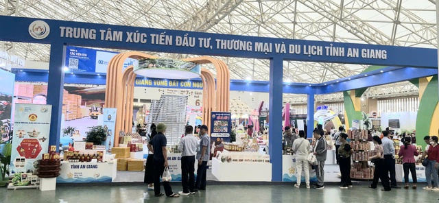 Đặc sản vùng miền của các địa phương được trung bày tại Hội chợ Mùa Thu 2025 Đặc sản vùng miền của các địa phương được trung bày tại Hội chợ Mùa Thu 2025