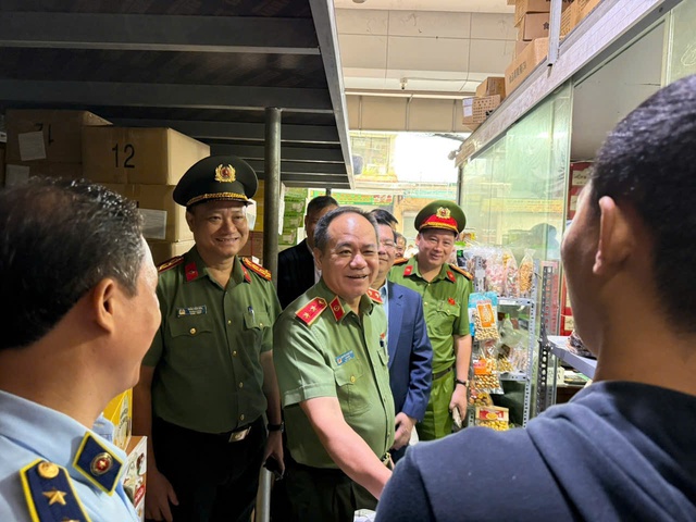 Giám đốc Công an TP Hà Nội kiểm tra thực tế tại làng nghề La Phù- Ảnh 5. Giám đốc Công an TP Hà Nội kiểm tra thực tế tại làng nghề La Phù- Ảnh 5.