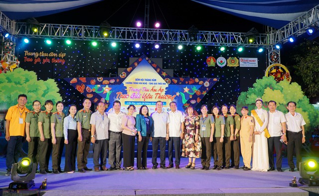 Đêm hội trăng rằm năm 2025 mang Trung Thu ấm áp đến với 200 em thiếu nhi có hoàn cảnh khó khăn TP Cần Thơ- Ảnh 4.