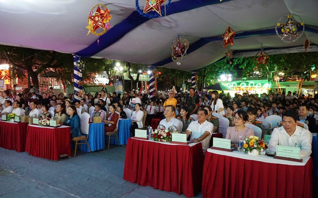 Đêm hội trăng rằm năm 2025 mang Trung Thu ấm áp đến với 200 em thiếu nhi có hoàn cảnh khó khăn TP Cần Thơ- Ảnh 1.