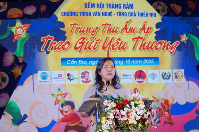 Đêm hội trăng rằm năm 2025 mang Trung Thu ấm áp đến với 200 em thiếu nhi có hoàn cảnh khó khăn TP Cần Thơ- Ảnh 3.