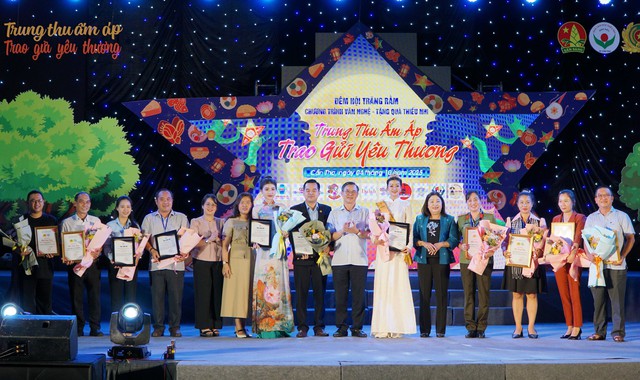 Đêm hội trăng rằm năm 2025 mang Trung Thu ấm áp đến với 200 em thiếu nhi có hoàn cảnh khó khăn TP Cần Thơ- Ảnh 5.