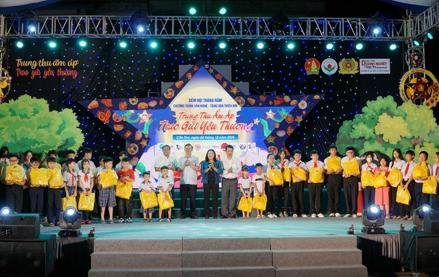 Đêm hội trăng rằm năm 2025 mang Trung Thu ấm áp đến với 200 em thiếu nhi có hoàn cảnh khó khăn TP Cần Thơ- Ảnh 6.