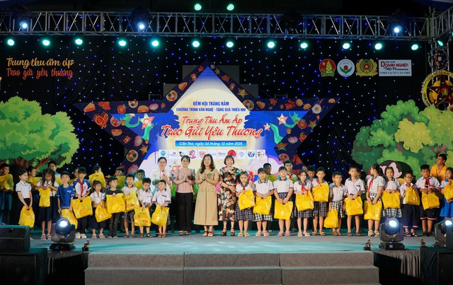 Đêm hội trăng rằm năm 2025 mang Trung Thu ấm áp đến với 200 em thiếu nhi có hoàn cảnh khó khăn TP Cần Thơ- Ảnh 7.