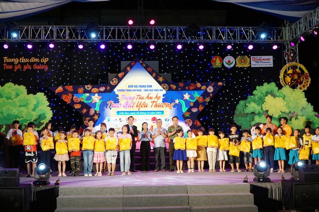 Đêm hội trăng rằm năm 2025 mang Trung Thu ấm áp đến với 200 em thiếu nhi có hoàn cảnh khó khăn TP Cần Thơ- Ảnh 8.