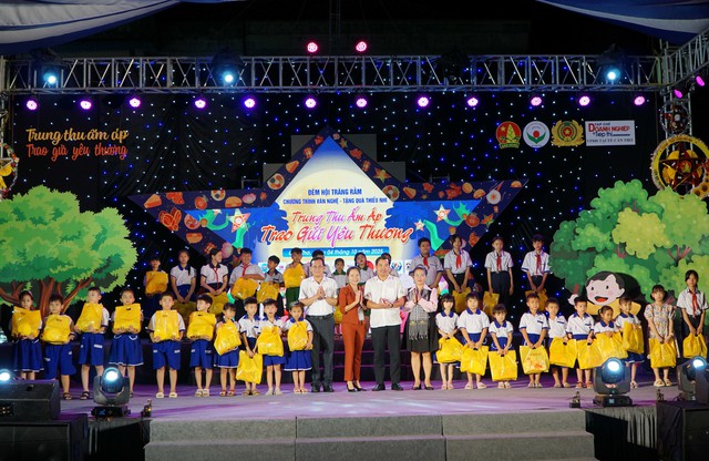 Đêm hội trăng rằm năm 2025 mang Trung Thu ấm áp đến với 200 em thiếu nhi có hoàn cảnh khó khăn TP Cần Thơ- Ảnh 9.