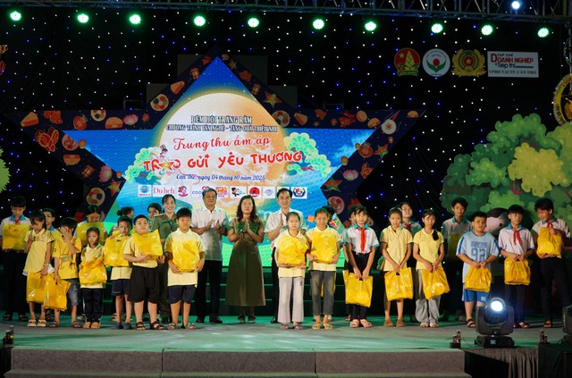 Đêm hội trăng rằm năm 2025 mang Trung Thu ấm áp đến với 200 em thiếu nhi có hoàn cảnh khó khăn TP Cần Thơ- Ảnh 10.
