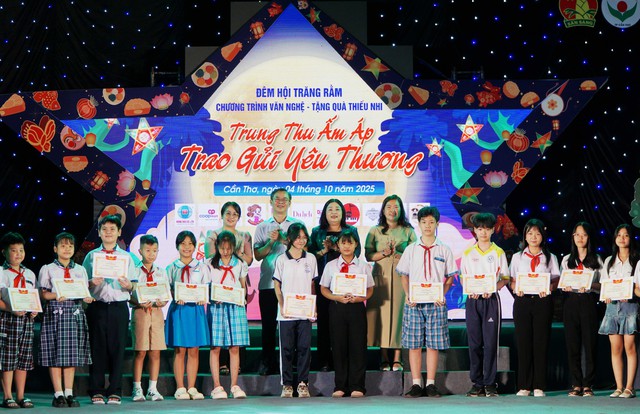Đêm hội trăng rằm năm 2025 mang Trung Thu ấm áp đến với 200 em thiếu nhi có hoàn cảnh khó khăn TP Cần Thơ- Ảnh 11.