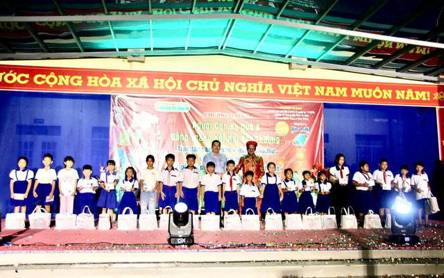 Cà Mau: Thắp sáng mùa trăng đoàn viên tại xã Hưng Hội- Ảnh 1.