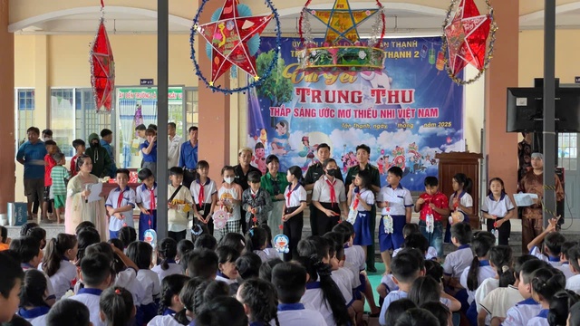 BĐBP An Giang mang Trung thu ấm áp đến nơi biên giới, hải đảo- Ảnh 2.