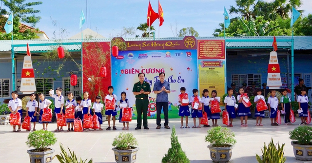 Mang Trung thu về biên giới- Ảnh 1.