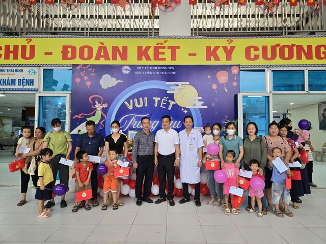 Hưng Yên: Trao quà Tết Trung thu cho bệnh nhi tại Bệnh viện Nhi Thái Bình- Ảnh 1.