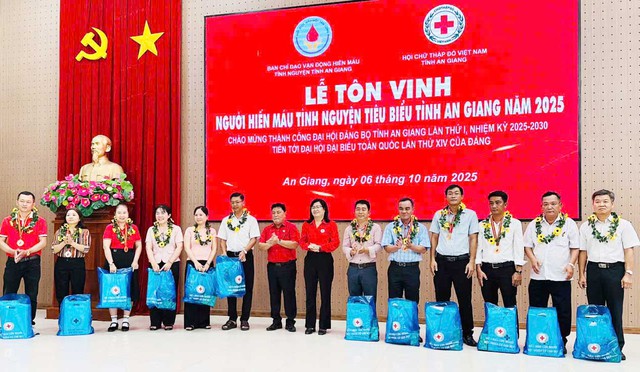 An Giang: Tôn vinh 471 tập thể, gia đình, cá nhân hiến máu tiêu biểu năm 2025- Ảnh 4.