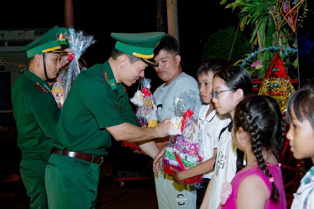 BĐBP TP Cần Thơ: Tổ chức Tết Trung thu cho trẻ em, học sinh khu vực biên giới biển- Ảnh 1. BĐBP TP Cần Thơ: Tổ chức Tết Trung thu cho trẻ em, học sinh khu vực biên giới biển- Ảnh 1.