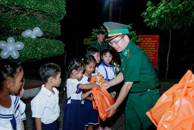 BĐBP TP Cần Thơ: Tổ chức Tết Trung thu cho trẻ em, học sinh khu vực biên giới biển- Ảnh 3. BĐBP TP Cần Thơ: Tổ chức Tết Trung thu cho trẻ em, học sinh khu vực biên giới biển- Ảnh 3.