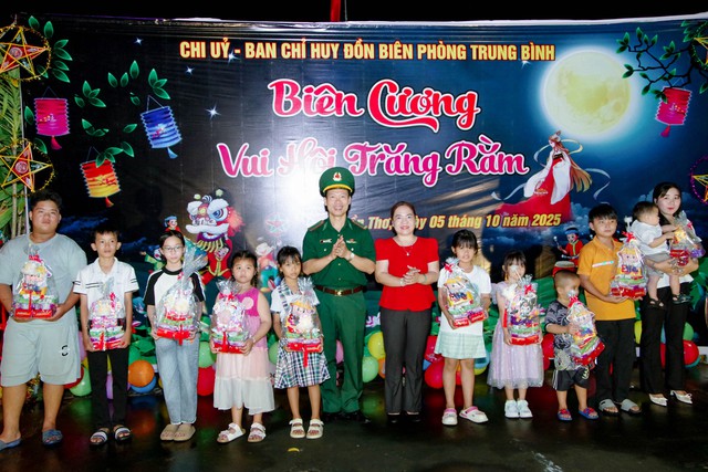 BĐBP TP Cần Thơ: Tổ chức Tết Trung thu cho trẻ em, học sinh khu vực biên giới biển- Ảnh 4. BĐBP TP Cần Thơ: Tổ chức Tết Trung thu cho trẻ em, học sinh khu vực biên giới biển- Ảnh 4.