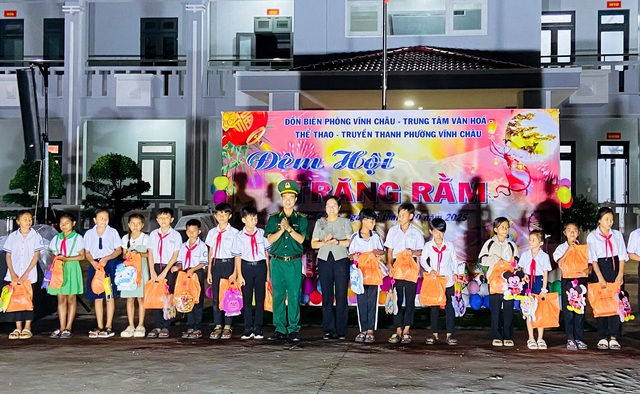 BĐBP TP Cần Thơ: Tổ chức Tết Trung thu cho trẻ em, học sinh khu vực biên giới biển- Ảnh 2. BĐBP TP Cần Thơ: Tổ chức Tết Trung thu cho trẻ em, học sinh khu vực biên giới biển- Ảnh 2.