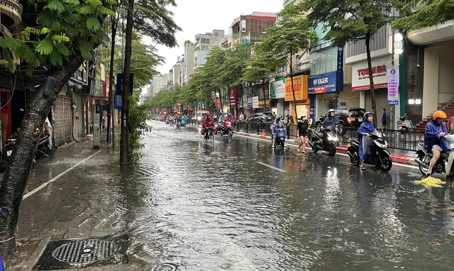 Hà Nội: Chủ động ứng phó với mưa lớn do hoàn lưu bão số 11 (Matmo)- Ảnh 1.