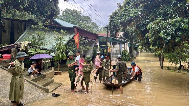 Thanh Hóa: Quyên góp, ủng hộ đồng bào bị thiệt hại do bão số 10- Ảnh 2.
