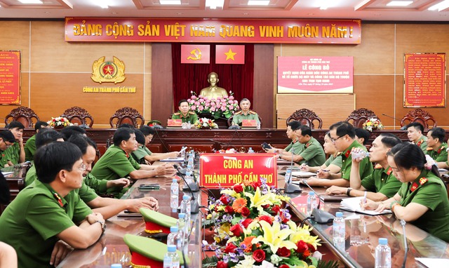 Công an TP Cần Thơ: Công bố Quyết định về tổ chức bộ máy và cán bộ thuộc các trại tạm giam- Ảnh 1.