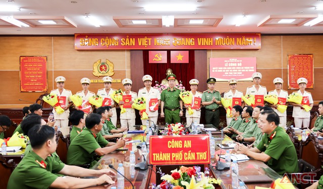 Công an TP Cần Thơ: Công bố Quyết định về tổ chức bộ máy và cán bộ thuộc các trại tạm giam- Ảnh 2.