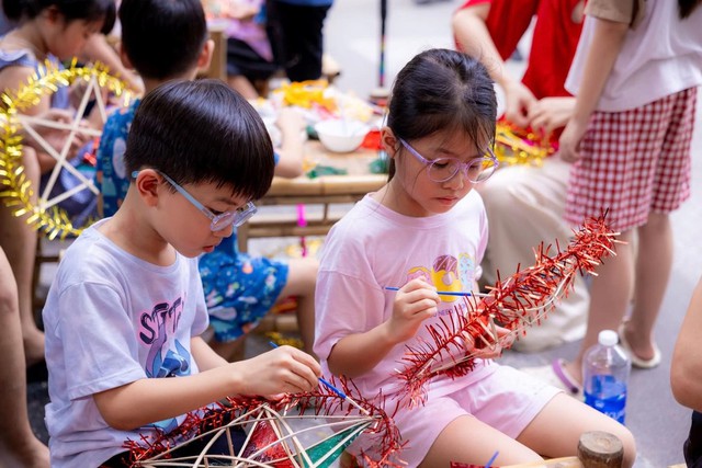 Những khoảnh khắc đoàn viên ấm áp mùa Trung thu 2025- Ảnh 4.