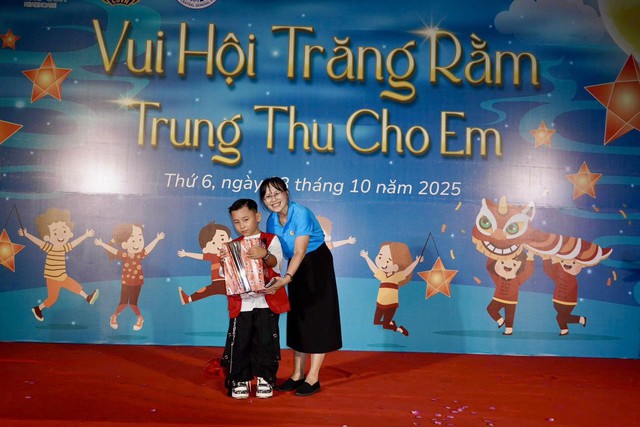 Ấm áp đêm hội trăng rằm tại Bệnh viện Đa khoa Trung ương Cần Thơ- Ảnh 4.