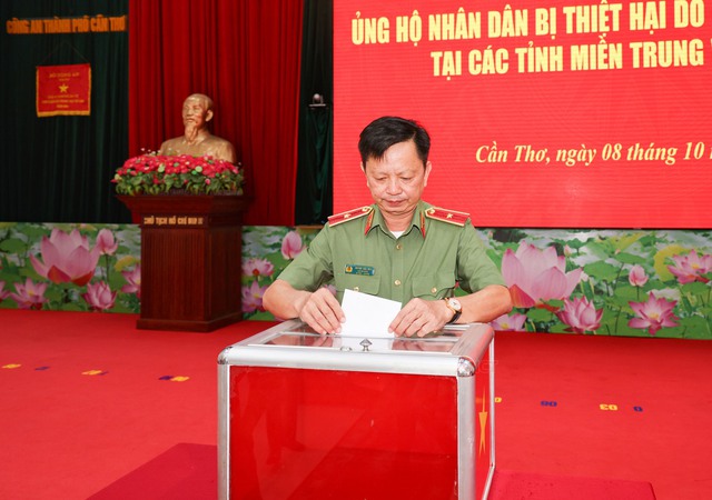 Công an TP Cần Thơ: Phát động ủng hộ nhân dân các tỉnh miền Trung và miền Bắc bị thiệt hại do bão- Ảnh 2.