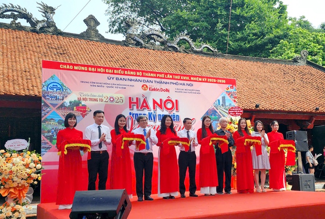 Triển lãm ảnh “Hà Nội trong tôi” năm 2025 với chủ đề: Hà Nội trong kỷ nguyên vươn mình- Ảnh 10. Triển lãm ảnh “Hà Nội trong tôi” năm 2025 với chủ đề: Hà Nội trong kỷ nguyên vươn mình- Ảnh 10.