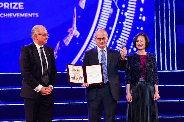 GS thắng giải thưởng của tỷ phú Phạm Nhật Vượng vừa được Nobel vinh danh: "Tôi có một tuổi thơ gian khó"- Ảnh 2.