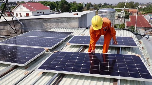 Bộ Công Thương: Lắp điện mặt trời mái nhà chỉ cần thông báo, không phải xin phép- Ảnh 1.