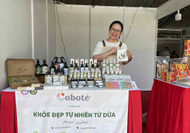 Coboté – “Vẻ đẹp từ dừa” lan tỏa tại Hội chợ hàng công nghiệp nông thôn Hà Nội 2025- Ảnh 1.