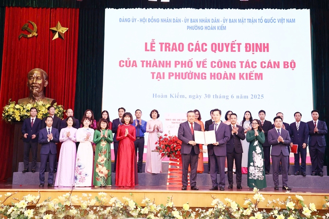 Triển lãm ảnh “Hà Nội trong tôi” năm 2025 với chủ đề: Hà Nội trong kỷ nguyên vươn mình- Ảnh 16. Triển lãm ảnh “Hà Nội trong tôi” năm 2025 với chủ đề: Hà Nội trong kỷ nguyên vươn mình- Ảnh 16.