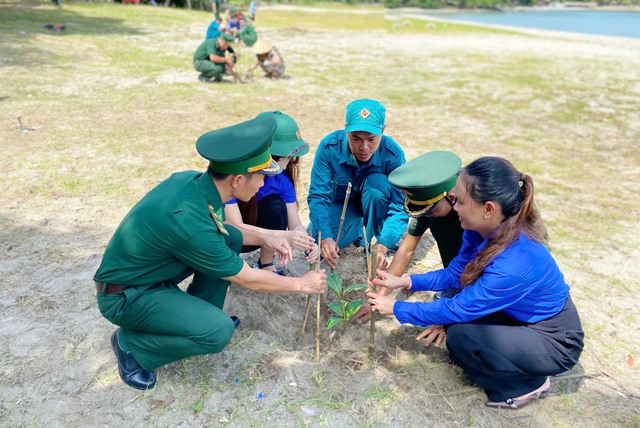 An Giang: Đồn Biên phòng Tiên Hải tuyên truyền trồng cây xanh, bảo vệ rừng, bảo vệ môi trường biển đảo- Ảnh 2. An Giang: Đồn Biên phòng Tiên Hải tuyên truyền trồng cây xanh, bảo vệ rừng, bảo vệ môi trường biển đảo- Ảnh 2.