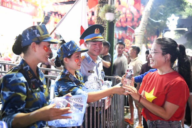 Triển lãm ảnh “Hà Nội trong tôi” năm 2025 với chủ đề: Hà Nội trong kỷ nguyên vươn mình- Ảnh 25. Triển lãm ảnh “Hà Nội trong tôi” năm 2025 với chủ đề: Hà Nội trong kỷ nguyên vươn mình- Ảnh 25.