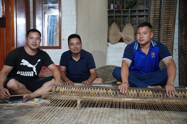 Từ “chợ Âm Phủ” đến sàn TMĐT: Hành trình hồi sinh nghề dệt chiếu truyền thống- Ảnh 1. Từ “chợ Âm Phủ” đến sàn TMĐT: Hành trình hồi sinh nghề dệt chiếu truyền thống- Ảnh 1.
