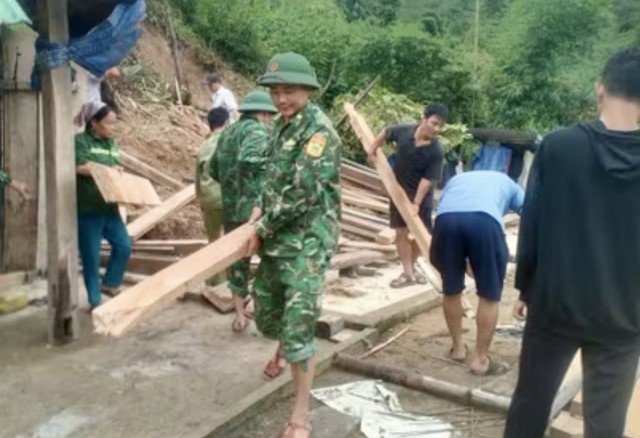 Người lính biên phòng - điểm tựa của người dân vùng lũ- Ảnh 1. Người lính biên phòng - điểm tựa của người dân vùng lũ- Ảnh 1.
