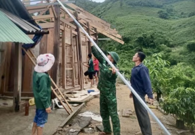 Người lính biên phòng - điểm tựa của người dân vùng lũ- Ảnh 2. Người lính biên phòng - điểm tựa của người dân vùng lũ- Ảnh 2.