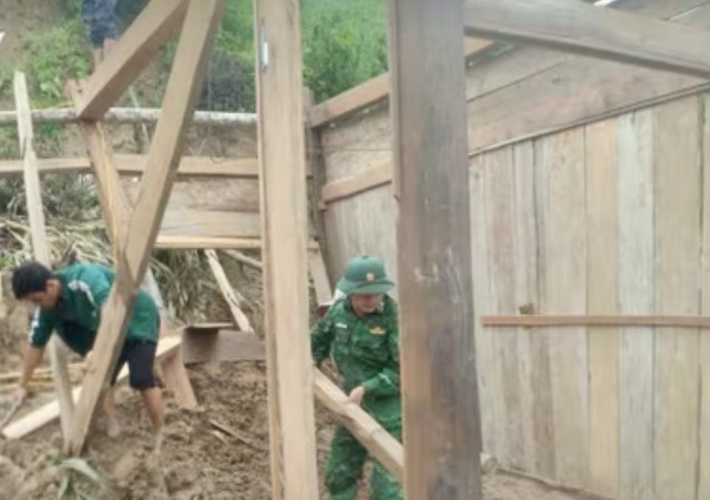 Người lính biên phòng - điểm tựa của người dân vùng lũ- Ảnh 3. Người lính biên phòng - điểm tựa của người dân vùng lũ- Ảnh 3.