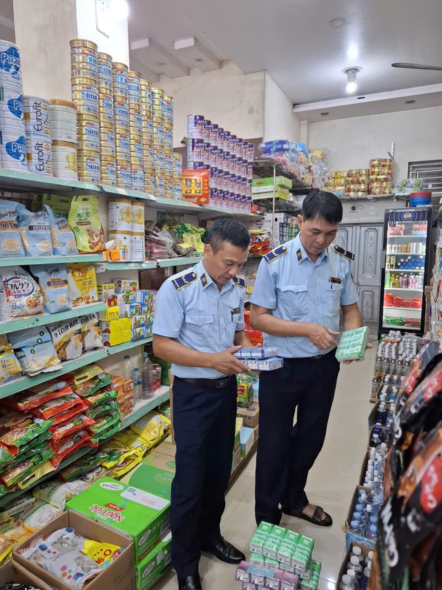 Chi cục QLTT Hưng Yên: Xử lí nhiều trường hợp vi phạm trong dịp Tết Trung thu 2025- Ảnh 1. Chi cục QLTT Hưng Yên: Xử lí nhiều trường hợp vi phạm trong dịp Tết Trung thu 2025- Ảnh 1.