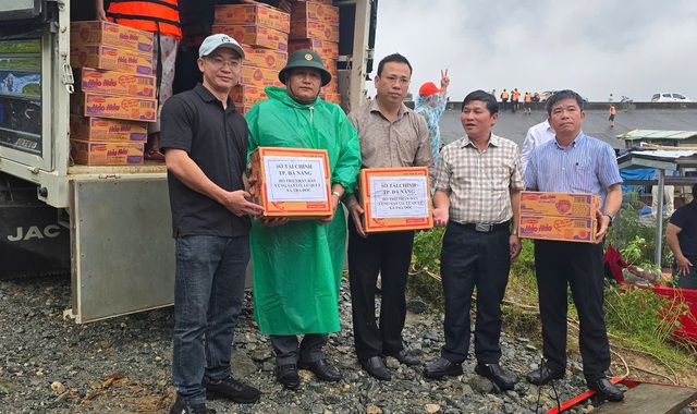 Đà Nẵng: 200 tỷ đồng hỗ trợ trực tiếp người dân bị thiệt hại và khắc phục các công trình hạ tầng sau mưa lũ- Ảnh 1. Đà Nẵng: 200 tỷ đồng hỗ trợ trực tiếp người dân bị thiệt hại và khắc phục các công trình hạ tầng sau mưa lũ- Ảnh 1.