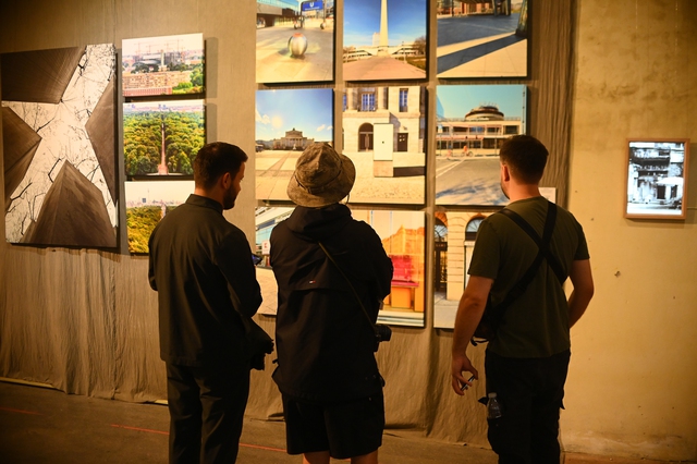 Khởi động Photo Hanoi’25 - Biennale nhiếp ảnh quốc tế tại Hà Nội- Ảnh 7. Khởi động Photo Hanoi’25 - Biennale nhiếp ảnh quốc tế tại Hà Nội- Ảnh 7.