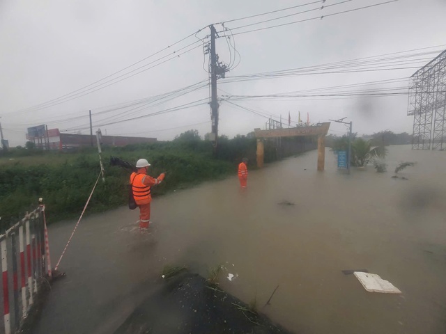 EVNCPC gần hoàn tất việc khôi phục cấp điện tại khu vực Đà Nẵng- Ảnh 4. EVNCPC gần hoàn tất việc khôi phục cấp điện tại khu vực Đà Nẵng- Ảnh 4.