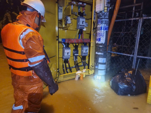 EVNCPC gần hoàn tất việc khôi phục cấp điện tại khu vực Đà Nẵng- Ảnh 1. EVNCPC gần hoàn tất việc khôi phục cấp điện tại khu vực Đà Nẵng- Ảnh 1.