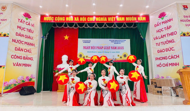 Ngày hội Pháp luật tại xã Bình Khánh, TP.Hồ Chí Minh:
Lan toả tinh thần thượng tôn pháp luật 
- Ảnh 1.