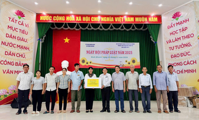 Ngày hội Pháp luật tại xã Bình Khánh, TP.Hồ Chí Minh:
Lan toả tinh thần thượng tôn pháp luật 
- Ảnh 3.